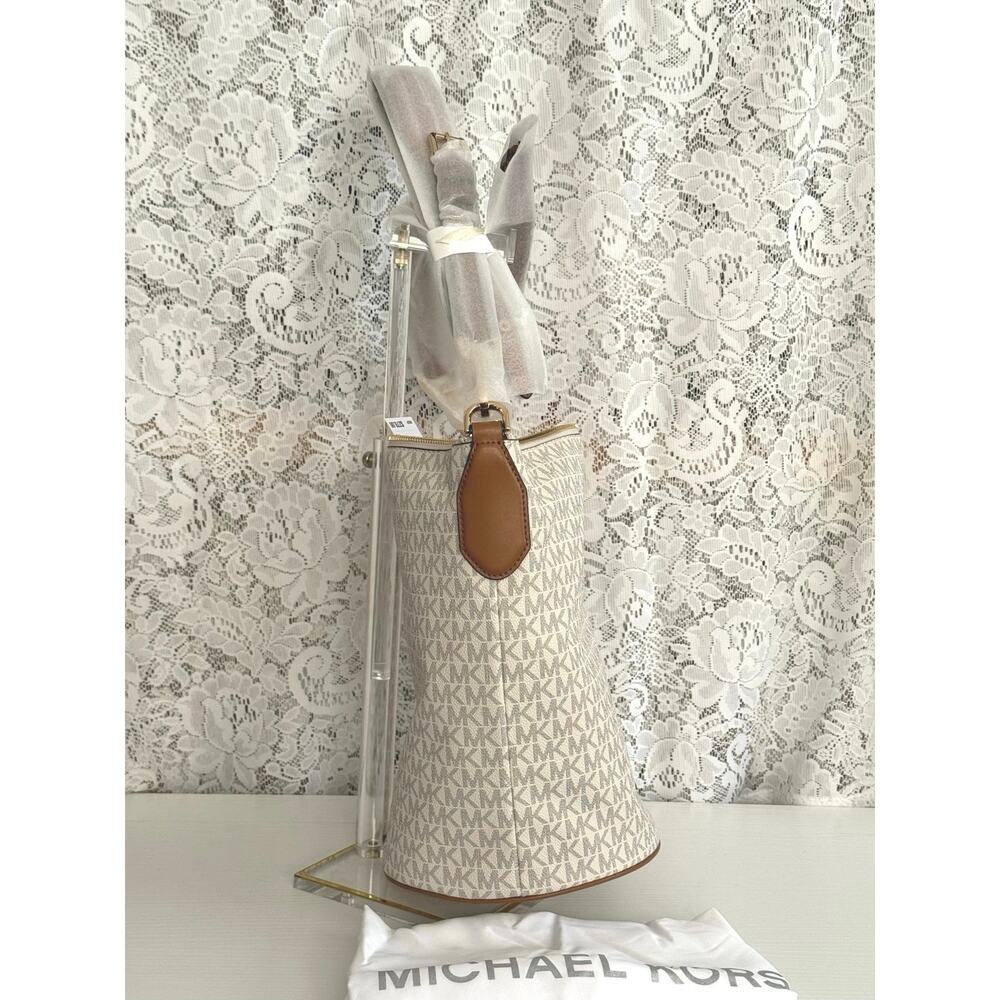 Michael Kors Brooke Medium Zip Bucket Messenger Bag Vanilla MK NWT - Picture 11 of 13